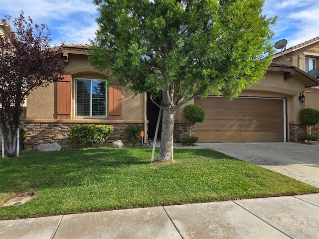 view of front facade featuring a front lawn and a garage