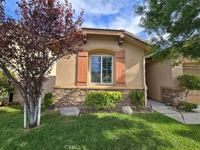 view of front of home with a front yard