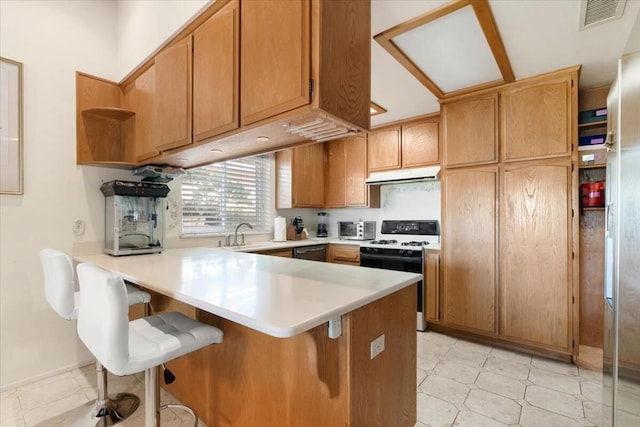 kitchen featuring kitchen peninsula, sink, a breakfast bar, and white gas range oven