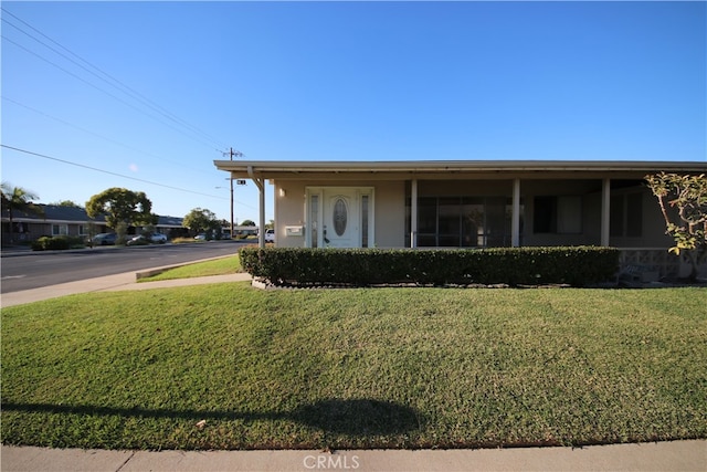 view of front of house featuring a front lawn