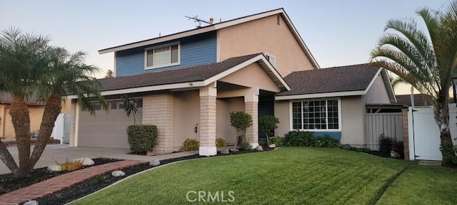 view of front of house featuring a lawn