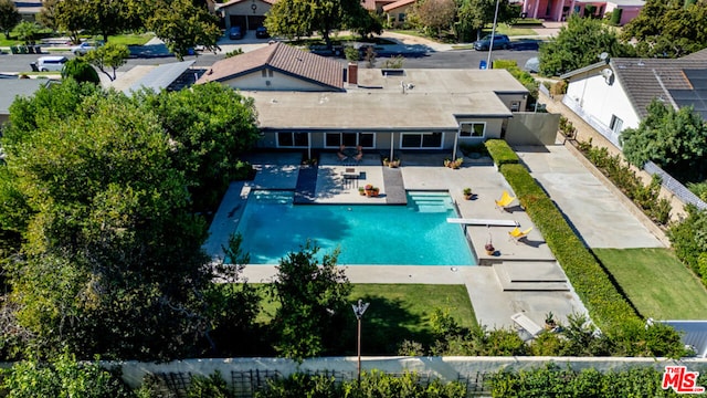 view of swimming pool