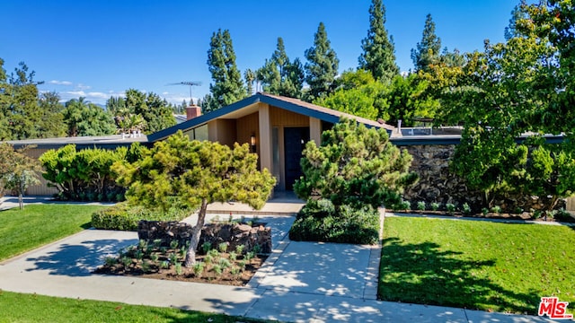 view of front of house featuring a front lawn