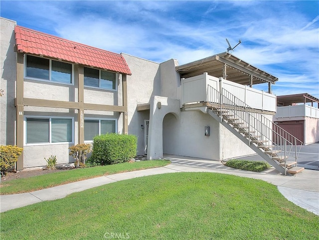 view of front of property with a front lawn