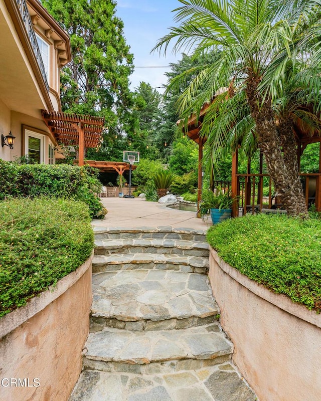 view of yard with a pergola