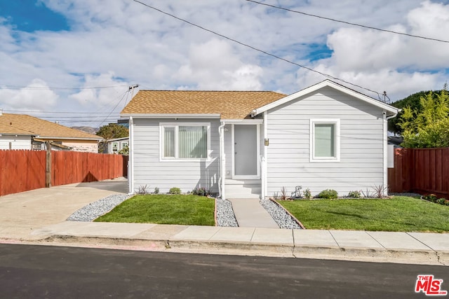 view of front of property with a front yard