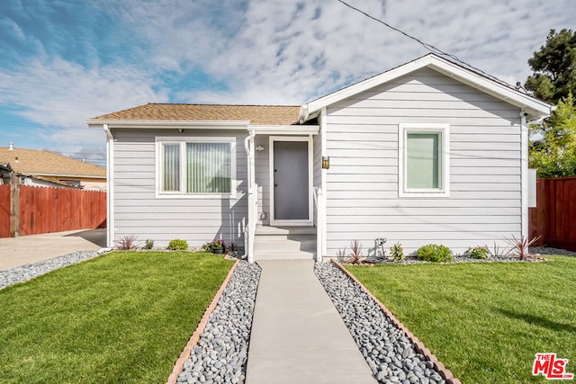 view of front of property with a front lawn