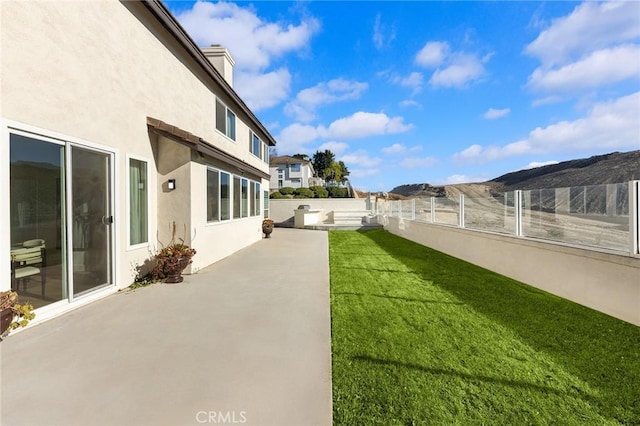 view of yard featuring a patio area