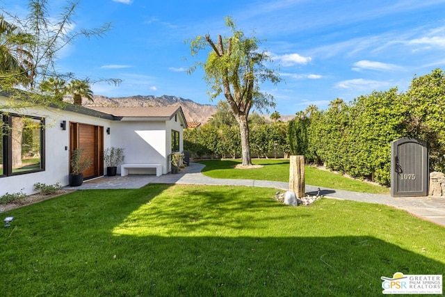 view of yard featuring a mountain view