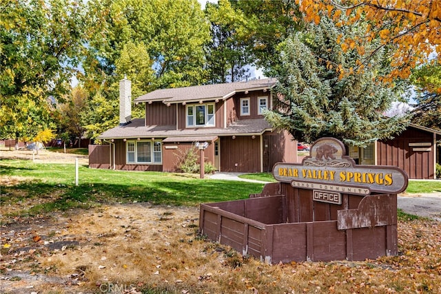 view of front of house featuring a front lawn