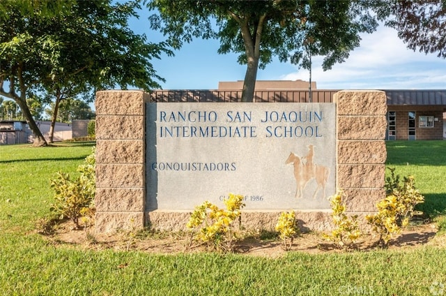 community sign featuring a lawn