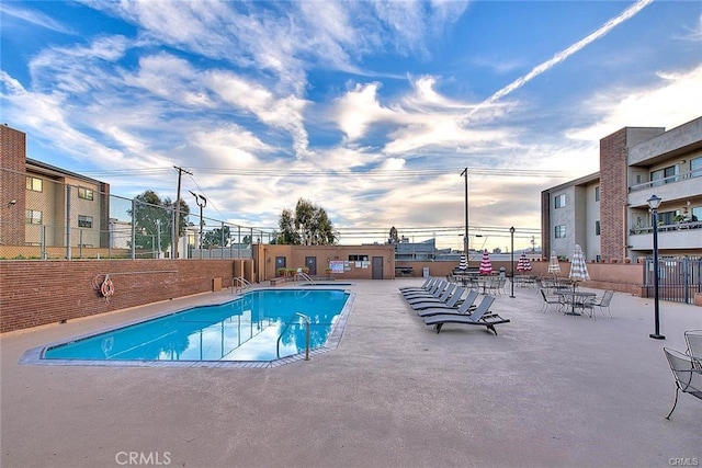 460 Oak St Unit 201, Glendale, CA 91204 - community pool with a patio
