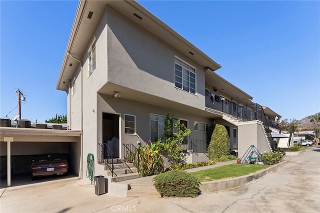 view of front facade featuring a carport