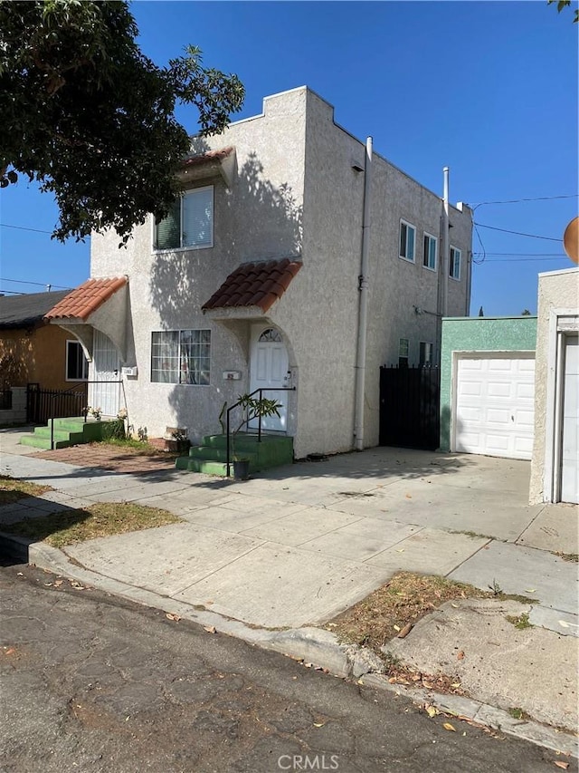 view of front facade featuring a garage