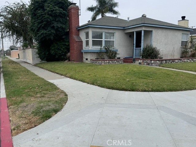 view of front of property featuring a front yard