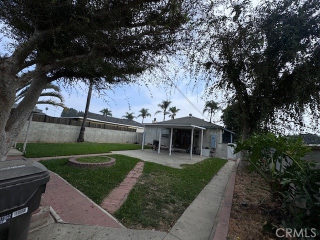 view of yard featuring a patio area