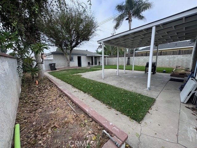 view of yard featuring a patio area