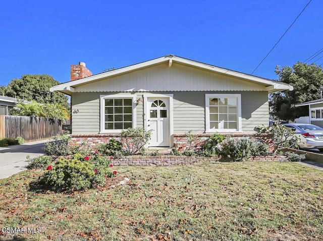 view of front of property featuring a front yard