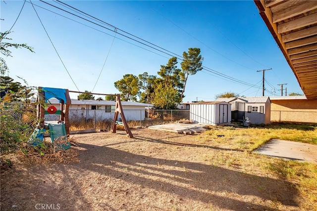 view of yard featuring a shed