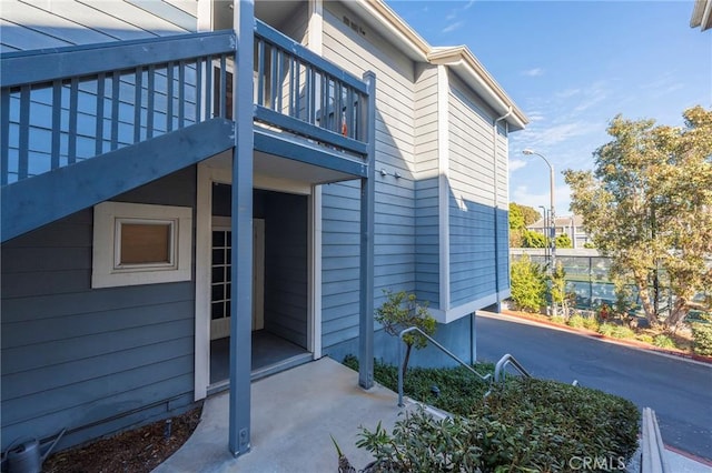 property entrance featuring a balcony