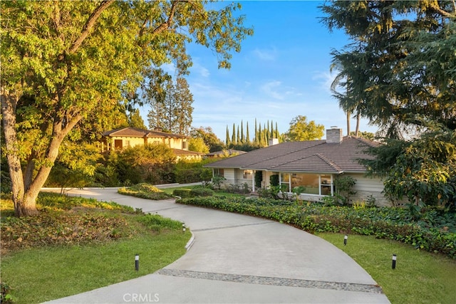 ranch-style house featuring a front lawn