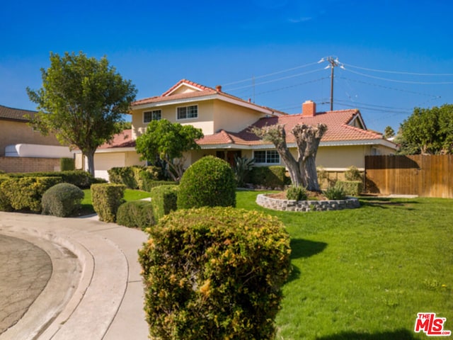 view of front of home featuring a front yard