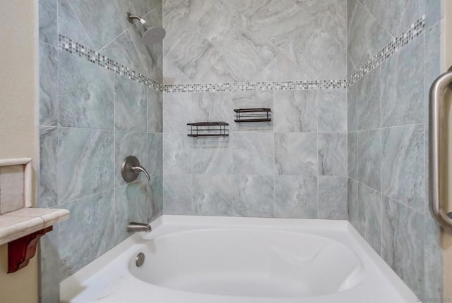 bathroom with tiled shower / bath