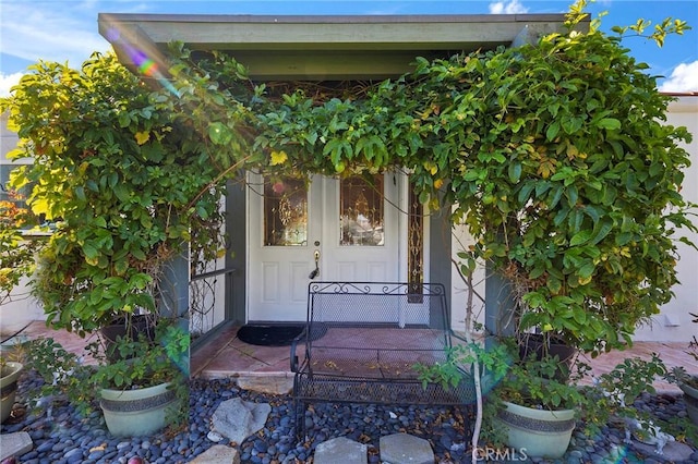 property entrance with covered porch