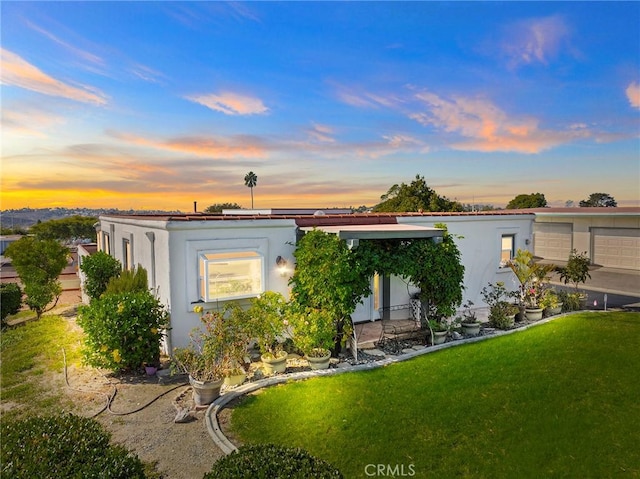 view of front of property featuring a yard