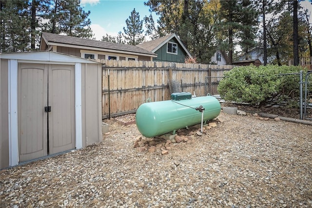 view of yard with a storage shed