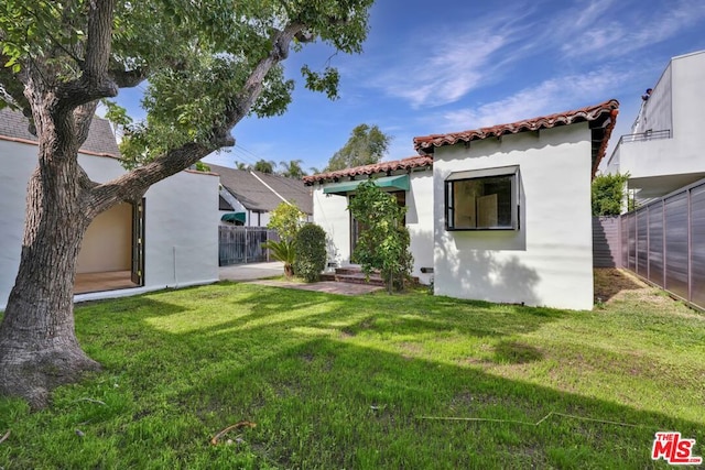 back of house featuring a lawn