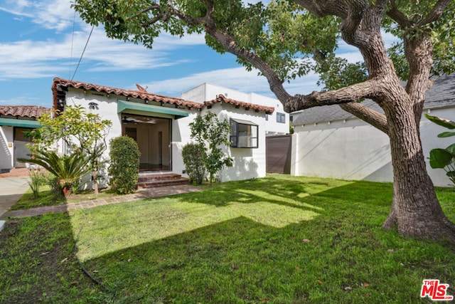 view of front of house featuring a front lawn