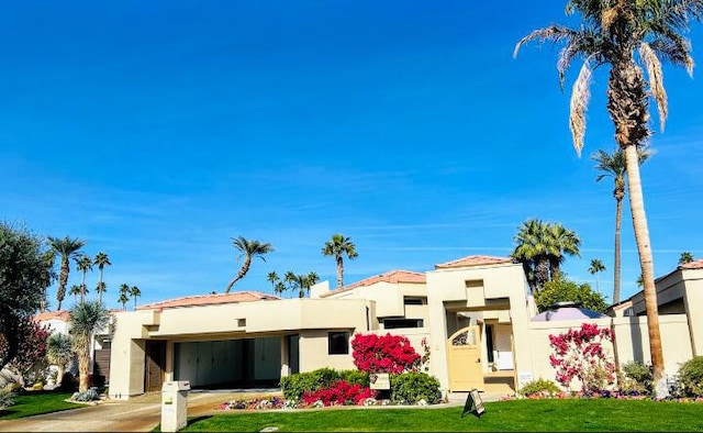 view of front of property featuring a front lawn