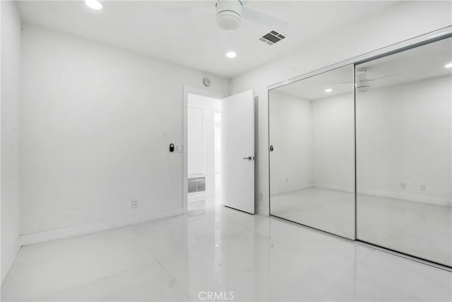 unfurnished bedroom with ceiling fan and a closet