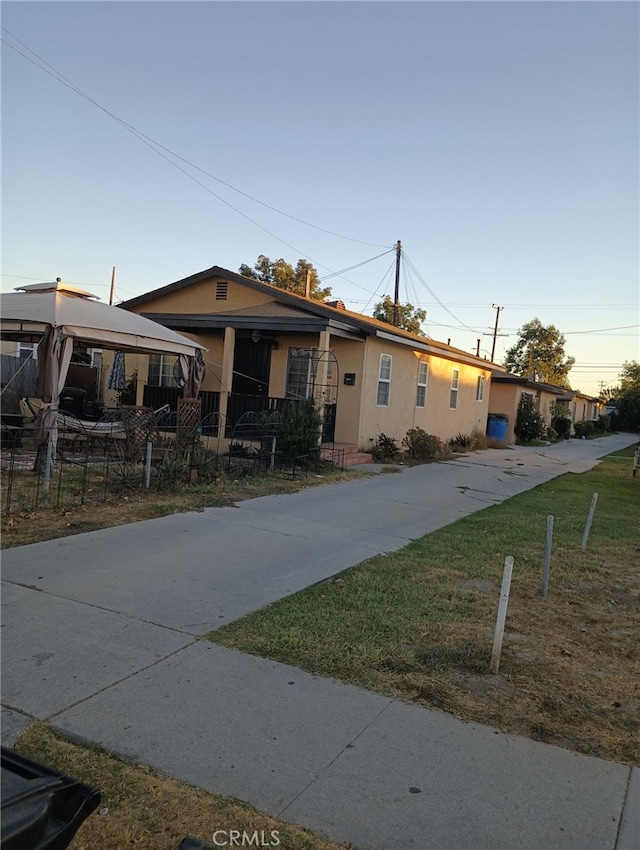 view of front of property featuring a lawn