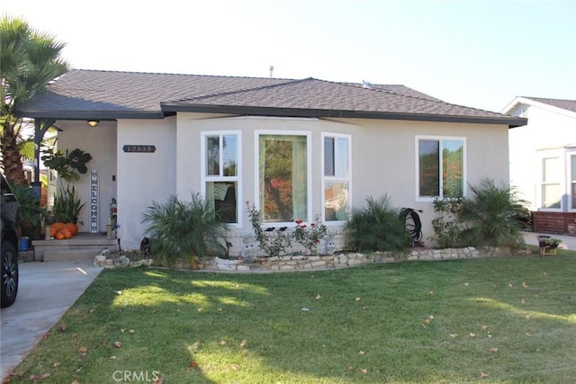 view of front of property featuring a front yard