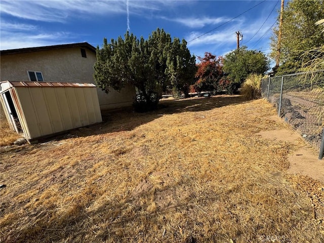 view of yard featuring a storage shed