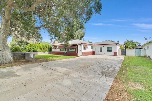 ranch-style home with a front lawn