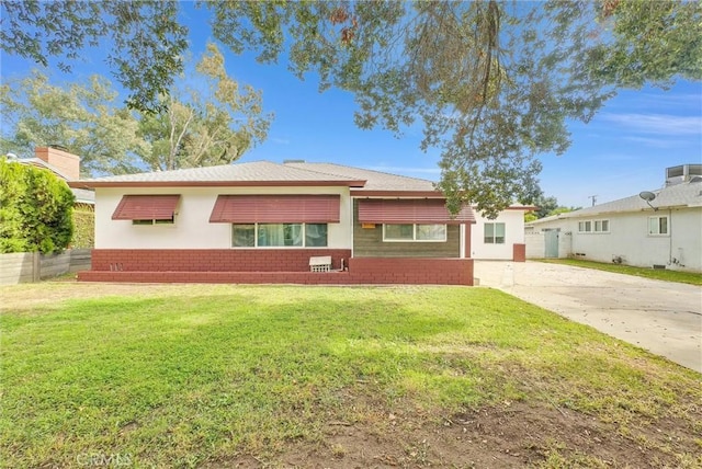 single story home featuring a front yard