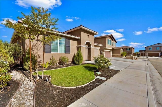 view of front of home featuring a front yard and a garage