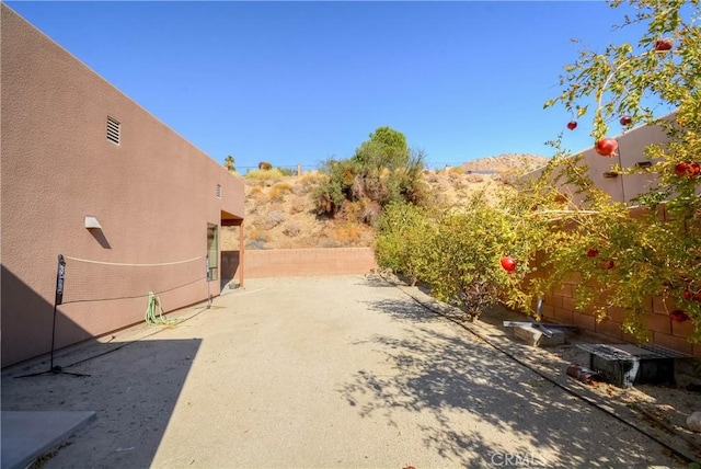 view of yard with a mountain view