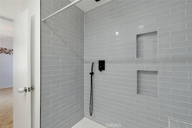 bathroom featuring tiled shower