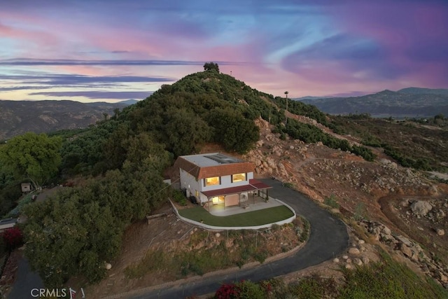 aerial view at dusk featuring a mountain view