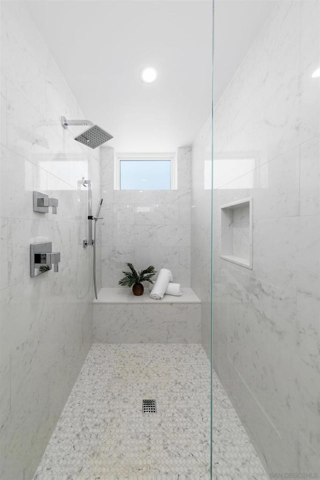 bathroom featuring tiled shower