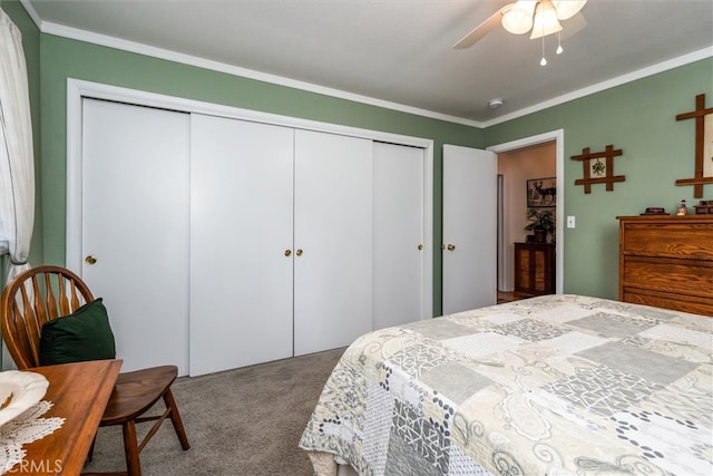 bedroom featuring crown molding, carpet, and ceiling fan