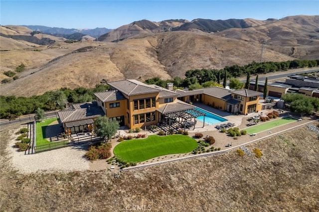 birds eye view of property featuring a mountain view