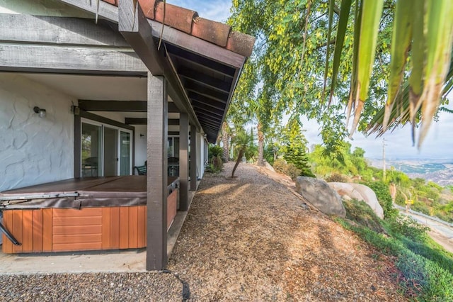 view of yard with a hot tub