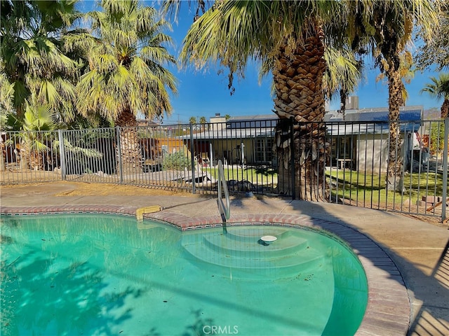 view of swimming pool featuring a jacuzzi