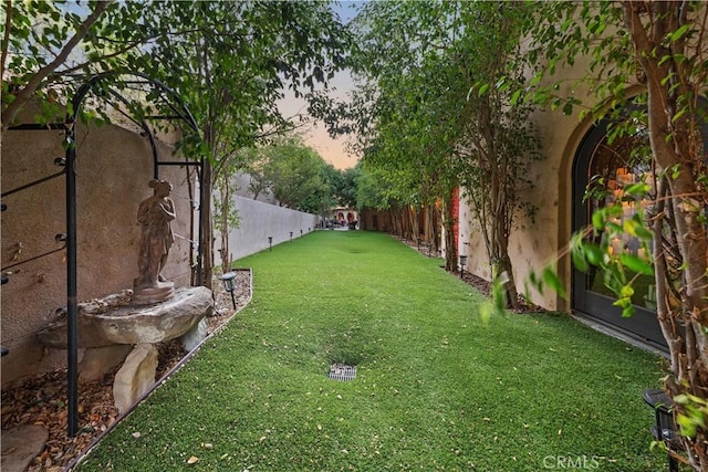 view of yard at dusk