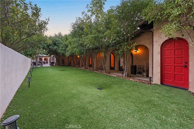 view of yard at dusk